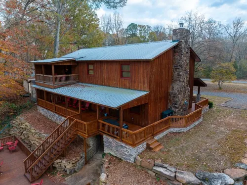 Cozy, upscale cabin with best view and fishing on the river!
