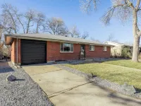 ~Huge Hot Tub~Theater/Game Room~Family Friendly~Private Backyard Oasis~Fire Pit~ Hotels in Arvada