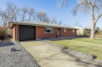 ~Huge Hot Tub~Theater/Game Room~Family Friendly~Private Backyard Oasis~Fire Pit~