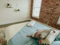 ★ Thompson Place: Premier Modern Downtown 2BR Loft