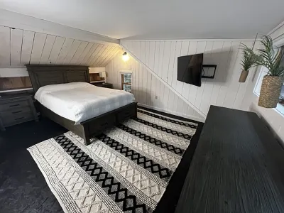 Cozy Cabin Directly on Lake Wallenpaupack Big Bear Camp附近的飯店