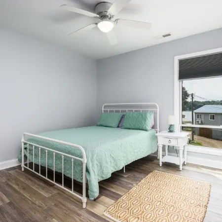 Lakefront, two bedroom, full bath. Relax, swim, kayak & fish on Lake Lookout. Hotels in Clines