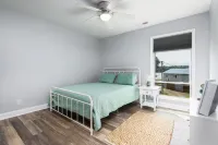 Lakefront, two bedroom, full bath. Relax, swim, kayak & fish on Lake Lookout.