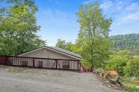 Charming lakeside 2-bedroom lakeside cottage with AC, WiFi in welcoming Sparta