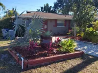 Tropical vacation house with large, heated pool and spacious, open floor plan Hotels in Venice Gardens