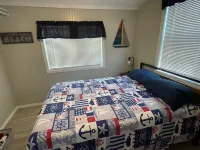 Fisherman's Flat    Cozy 3-bedroom cabin short walk to water at Cypress Cove