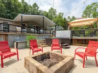 Charming 4-bedroom house with WiFi and AC in French Lick with country setting 弗倫奇利克酒店
