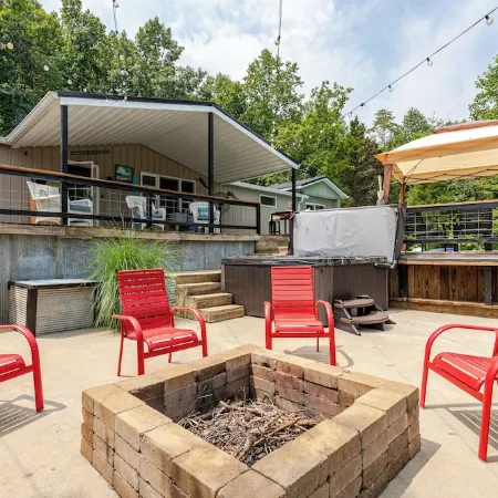 Charming 4-bedroom house with WiFi and AC in French Lick with country setting