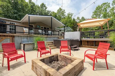 Charming 4-bedroom house with WiFi and AC in French Lick with country setting
