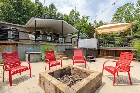 Charming 4-bedroom house with WiFi and AC in French Lick with country setting