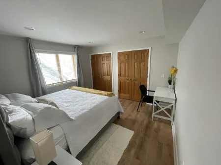 Upscale King Suite—Steps from Mayo Clinic Hospital Отели рядом с достопримечательностью «Каскейд Медоу Уэтлендс»