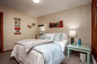 Mountain Home with Private Hot Tub, Sleeps 10,   1 Mile from Base of Mountain