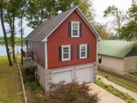 Gorgeous River Cabin King Beds Hot Tub Kayaks Fire Pit.