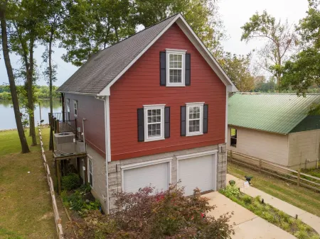 Gorgeous River Cabin King Beds Hot Tub Kayaks Fire Pit.