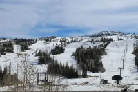 FRONT AND CENTER for 8! PANORAMIC VIEWS! Wall of windows facing slopes! GARAGE!
