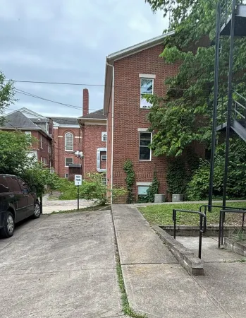 Athenian Apartment-Uptown:1 block to Court Street & 2 blocks to College Green.