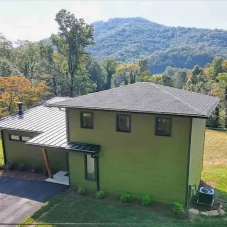 Modern Cabin for 8,w/Hot Tub+mtn view+1m from downtown Clayton, Outdoor Space