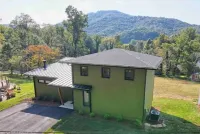Modern Cabin for 8,w/Hot Tub+mtn view+1m from downtown Clayton, Outdoor Space