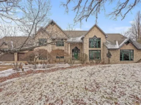 10,000 Sq. Ft. Home on 15 hunting acres with an in-door pool and sauna Hotels in Lyons