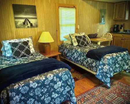 Cozy Studio Cottage with shared private beach on Newfound Lake Hotels in Bristol