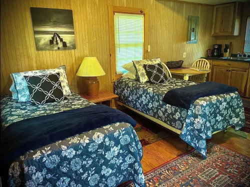 Cozy Studio Cottage with shared private beach on Newfound Lake