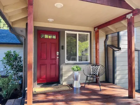 💥simple 4bed 1 and half bath home💥Close to UO & Autzen 💥Kid and dog friendly! Отели рядом с достопримечательностью «Оуэн Роуз Гарден»