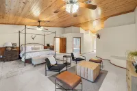 4,100 sf Luxe Log Cabin on the Creek. - 2 Ensuites, Kid Friendly, AC, Slps 18