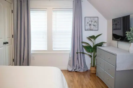 The LawCo Loft - In the heart of Lawrenceburg, TN2 Bedroom/1Bathroom Отели в г. Лоренсберг