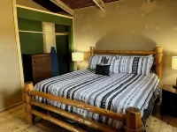 Cozy cabin with mountain views on small family farm Hotels in Le Flore County