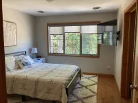 Lakefront 240 View, Fireplace, Hot Tub, Wineries Near! Beautiful Time of Year! Hotels in Norvell Township