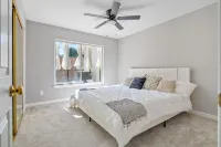 Stylish & Bright ~ Huge Backyard ~ King Beds ~ Pkg