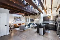 ☆ Historic Broughton St. Loft ☆ Mod-Industrial 2/2 w/View, Parking, Shuffleboard