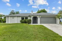 ☼ Quiet Neighborhood on a Canal with Boat Dock, Sea Wall and Lanai! ☼ Hotels near Punta Gorda Airport