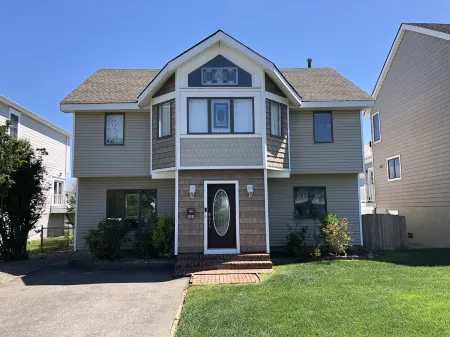 Home with IN-GROUND HEATED POOL best for large families 7 min walk to boardwalk