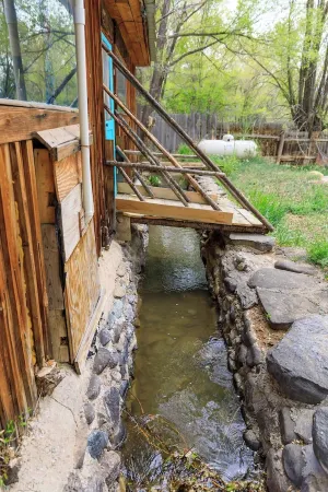 Comfortable Casita centrally located to the myriad of experiences here in Taos!