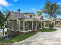 Lakeside Getaway at Chateau Marlowe - the perfect location for a family retreat! Hotels in 