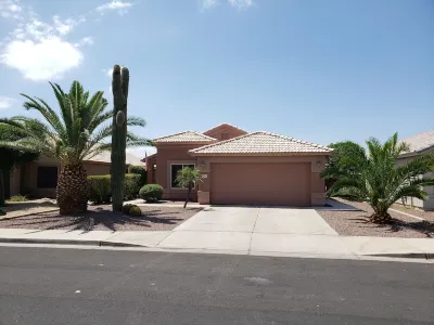 Beautiful Home with Private Pool and Tiki Bar. Close to Everything!!!