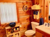Blue Willow Cabin, high up on the hill with180 degree views. Hôtels à : Comte de Patrick