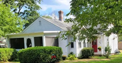 Charming cottage with short drive to the beach or the city! Hotels in der Nähe von 93rd Seabees