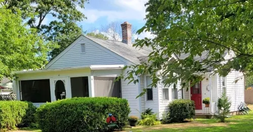 Charming cottage with short drive to the beach or the city! Hotels in North Kingstown