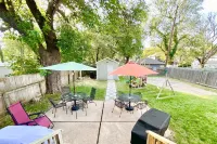 ELEGANT, SPACIOUS FAMILY HOME - 1/2 MILE FROM WESLEY HOSPITAL - 11 BEDS
