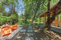 Casa Maria- cute creekside 2bed/1bath Hotels near Maple Leaf Events