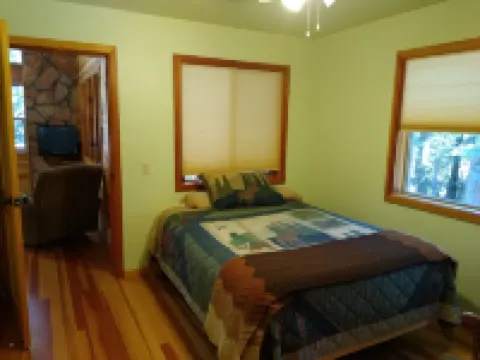 Cozy and comfortable wooded cabin