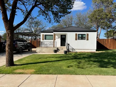 Updated Bungalow - Close to town and 30 min from Lubbock!
