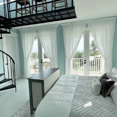 Key West Style Beach House w/ Boat Parking 2 mins from launch 5 mins from beach!