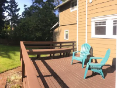 Spacious and charming home in a park-like setting Hotels in Burien