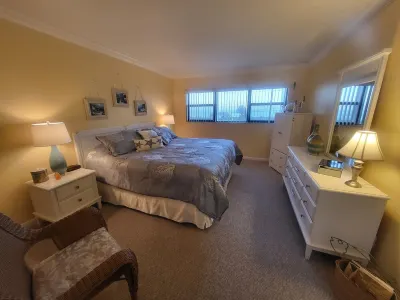 3rd Floor North Hutchinson Island Condo Steps From the Beach Pepper Park Beach附近的飯店