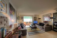De luxe air-cond 2 bed apt close to beach with large terrace and sea view