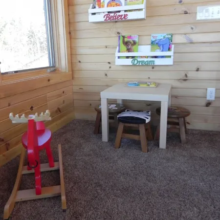 Northern Comfort Overlooking Caribou Lake- Spacious and Secluded