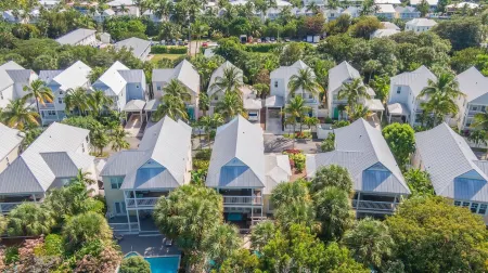 ★Beautiful Modern gated Vacation Oasis★ Private pool & patio close to activities